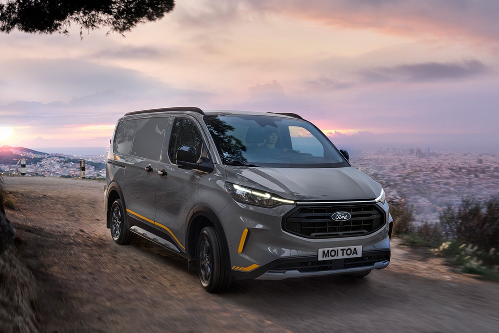 Szary van Ford Transit Custom Trail z żółtymi akcentami.