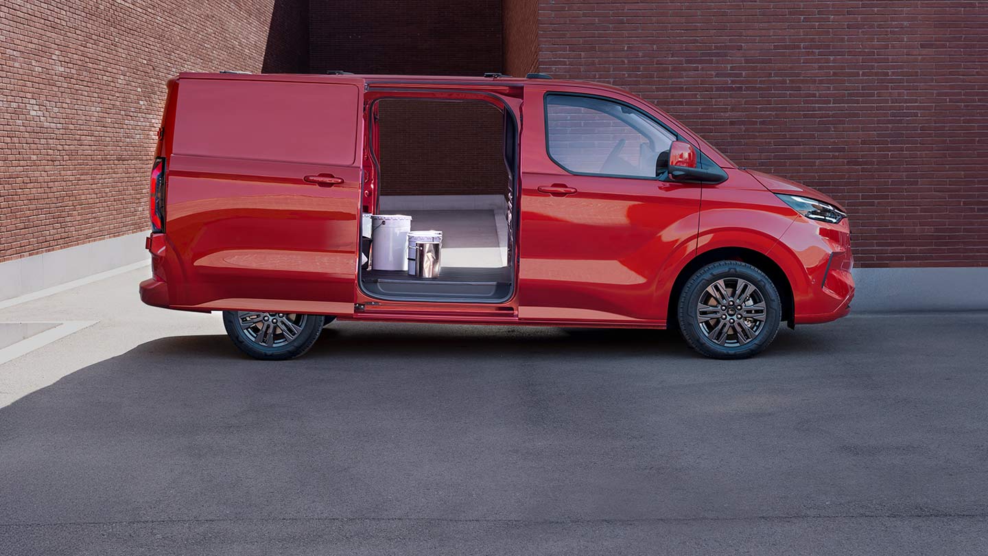 Czerwony van Ford Transit Custom z otwartymi drzwiami i widokiem na jego wnętrze.