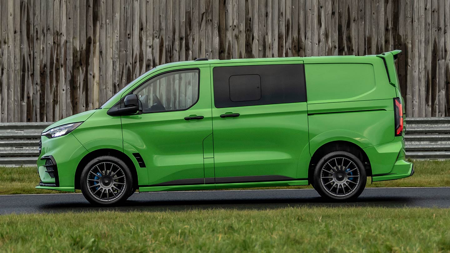 Widok z boku zielonego Forda Transit Custom MS-RT.