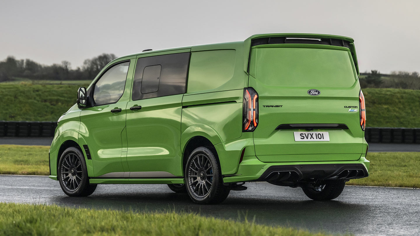 Widok z tyłu zielonego Forda Transit Custom MS-RT.
