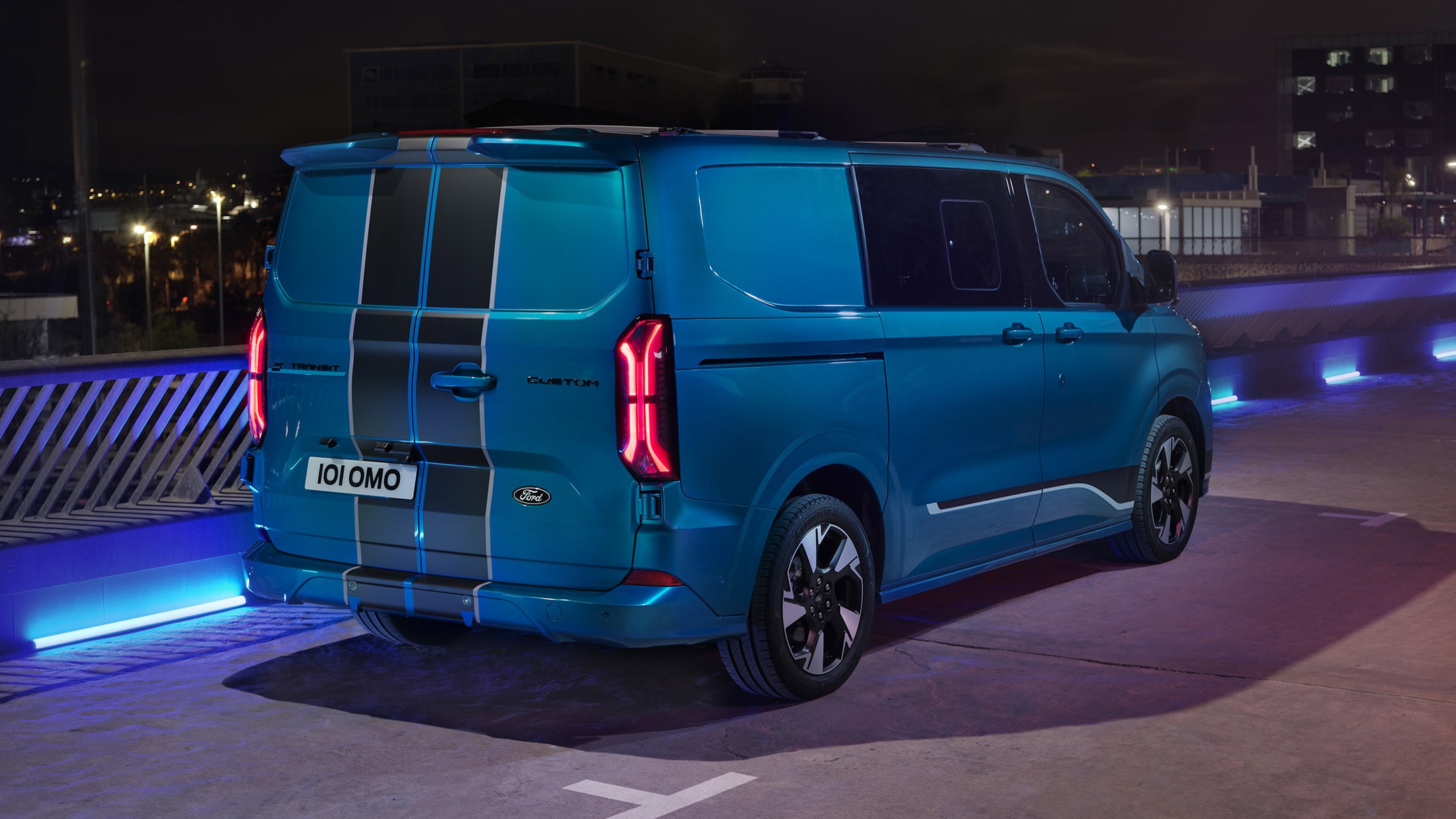 E-Transit Custom Sport, tył pojazdu