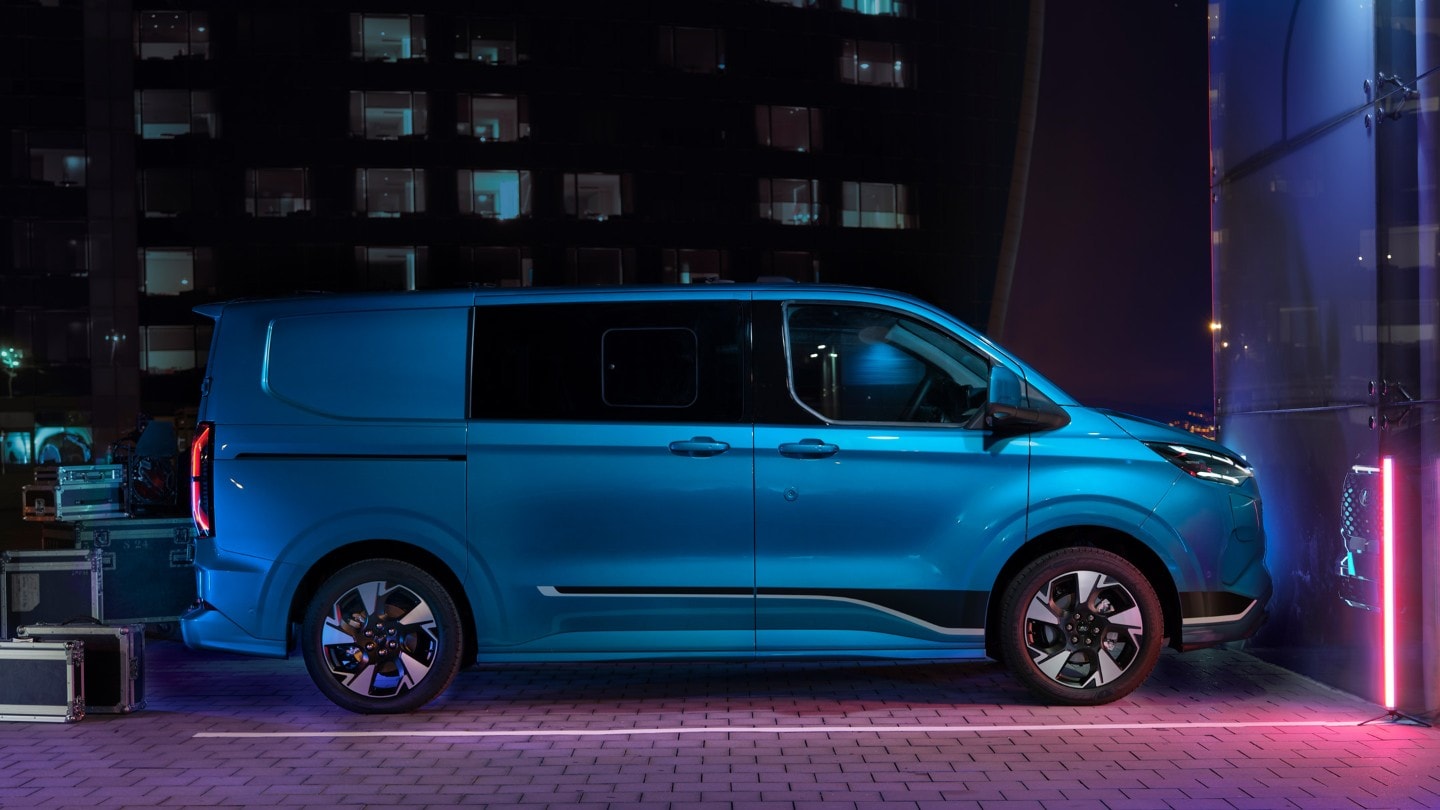 Transit Custom van brygadowy w kolorze niebieskim, widok z boku