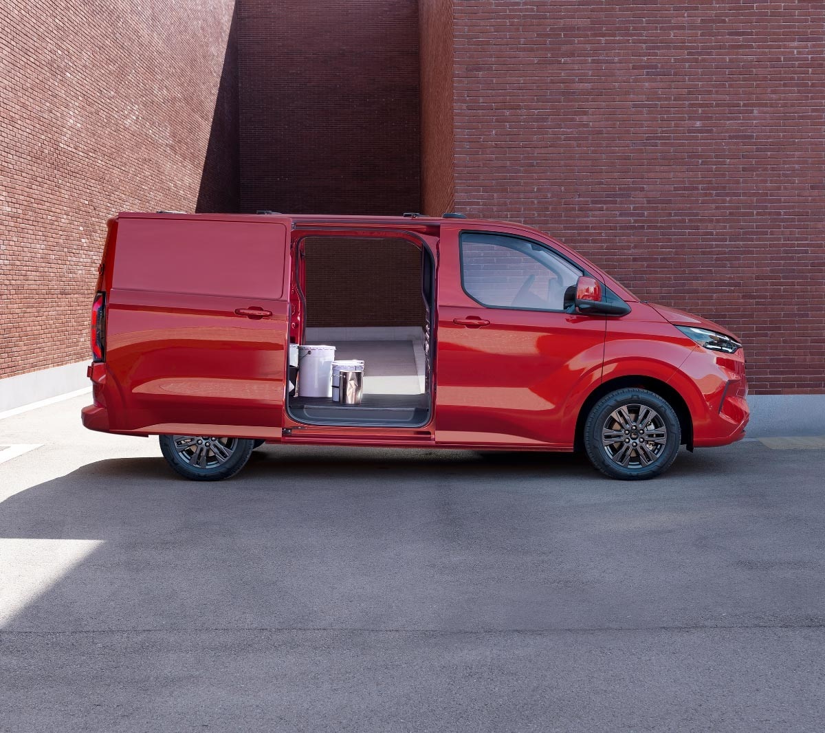 Czerwony Transit Custom Van Limited