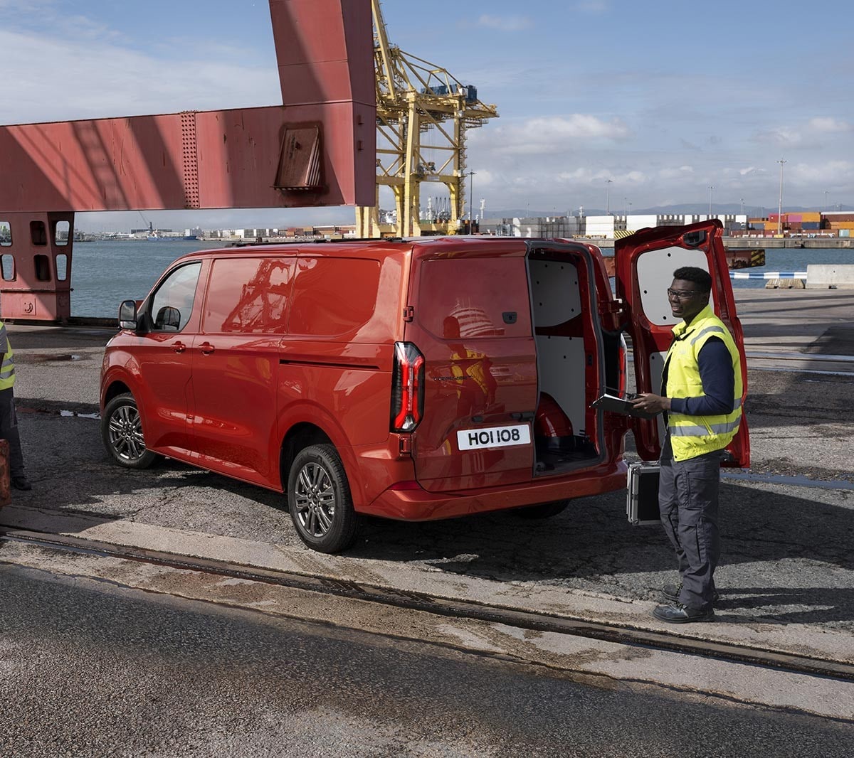 Czerwony Transit Custom Van Limited