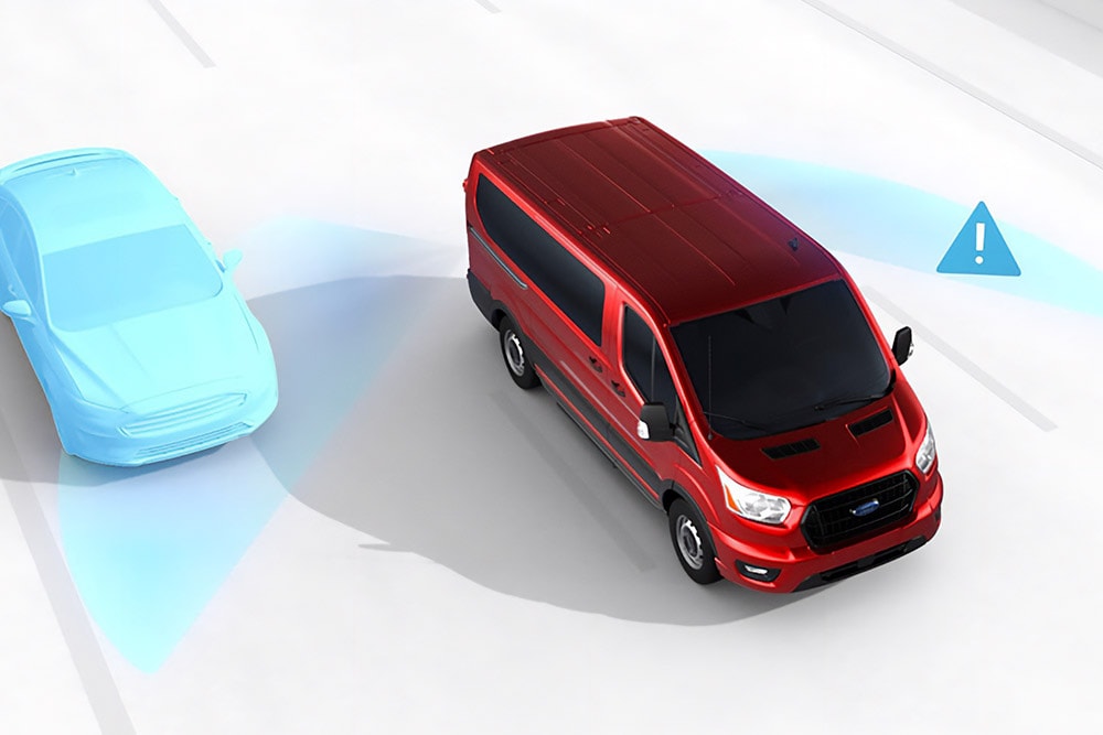 Widok z góry na czerwonego vana Ford Transit z ikonami ostrzegawczymi.