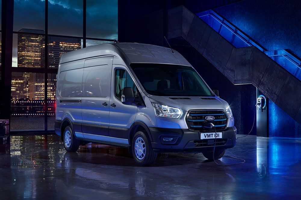 Ford E-Transit Van zaparkowany w pobliżu stacji ładowania.