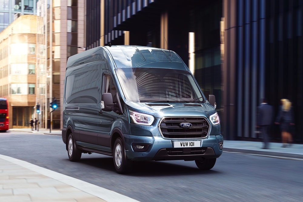 Ford Transit przejeżdżający przez miasto.