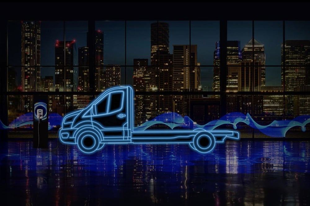 Niebieski neonowy zarys Forda E-Transit typu podwozie z kabiną i stacji ładowania na tle panoramy miasta.