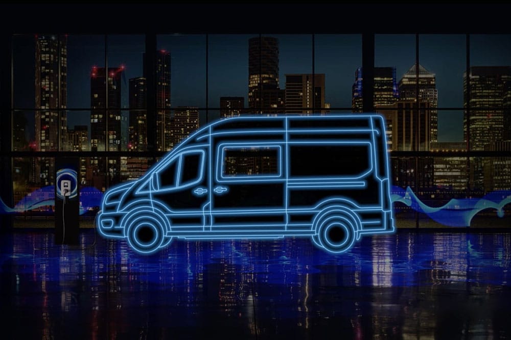 Niebieski neonowy zarys vana Ford E-Transit z podwójną kabiną i stacji ładowania na tle panoramy miasta.