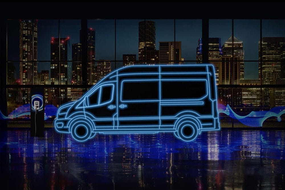 Niebieski neonowy zarys elektrycznego vana Ford E-Transit i stacji ładowania na tle panoramy miasta.