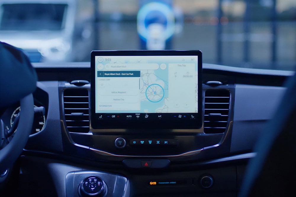 Deska rozdzielcza vana Ford Transit z systemem nawigacji.