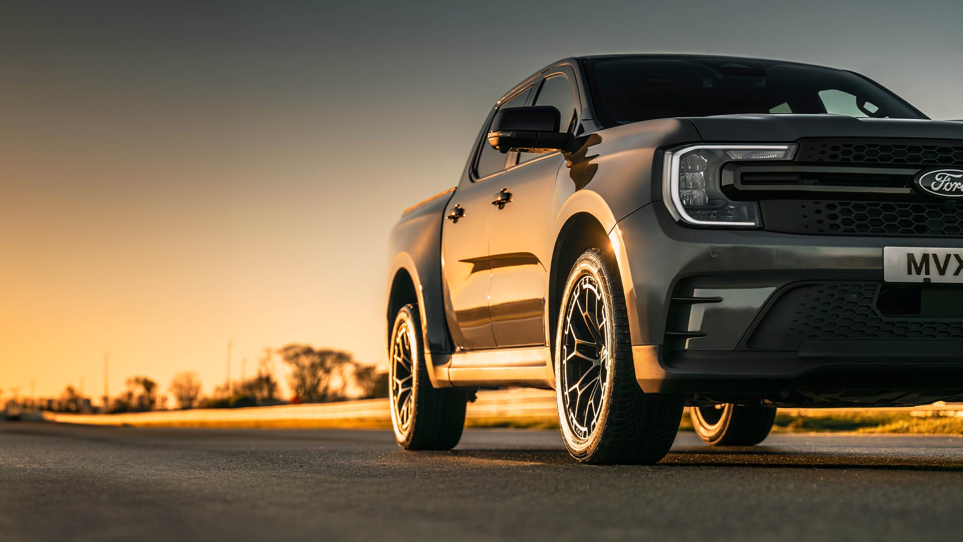 Ford Ranger MS-RT jedzie po torze o zmierzchu.