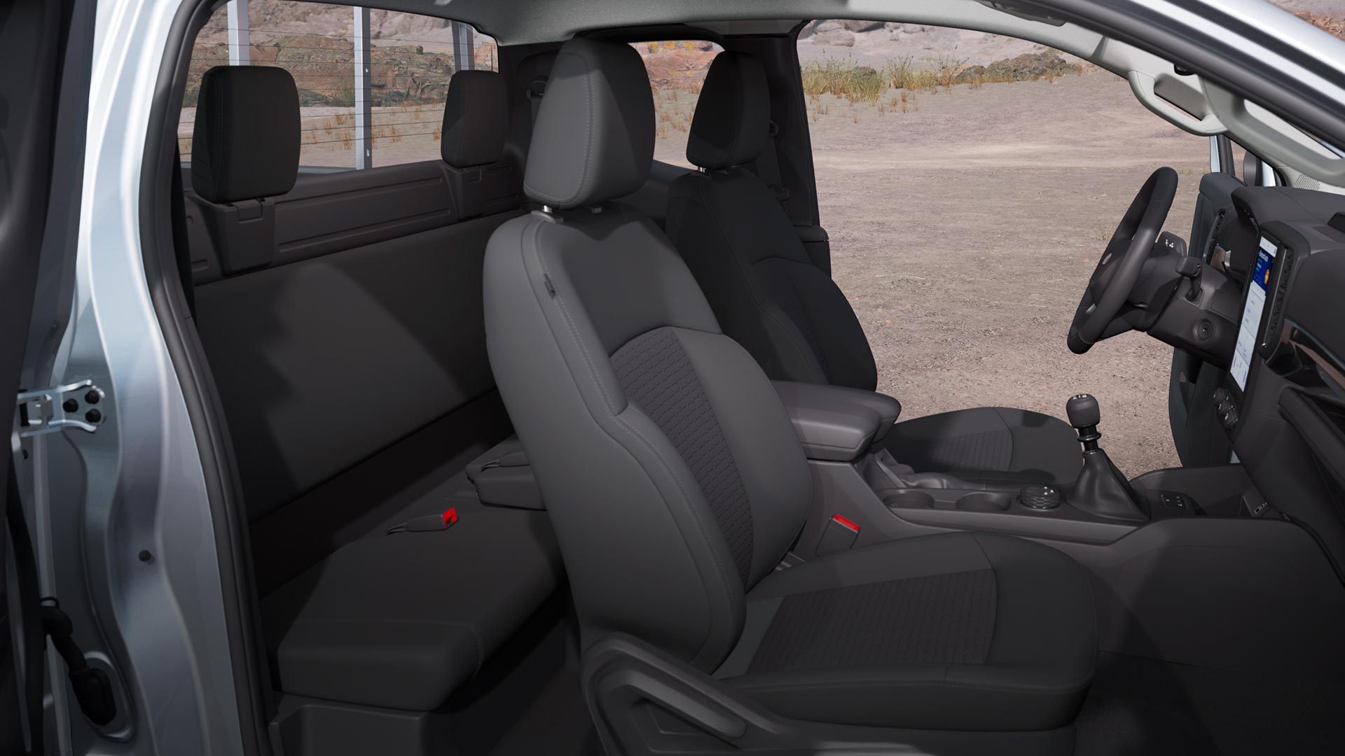 Widok z boku na wnętrze Forda Ranger XLT z przedłużoną kabiną.