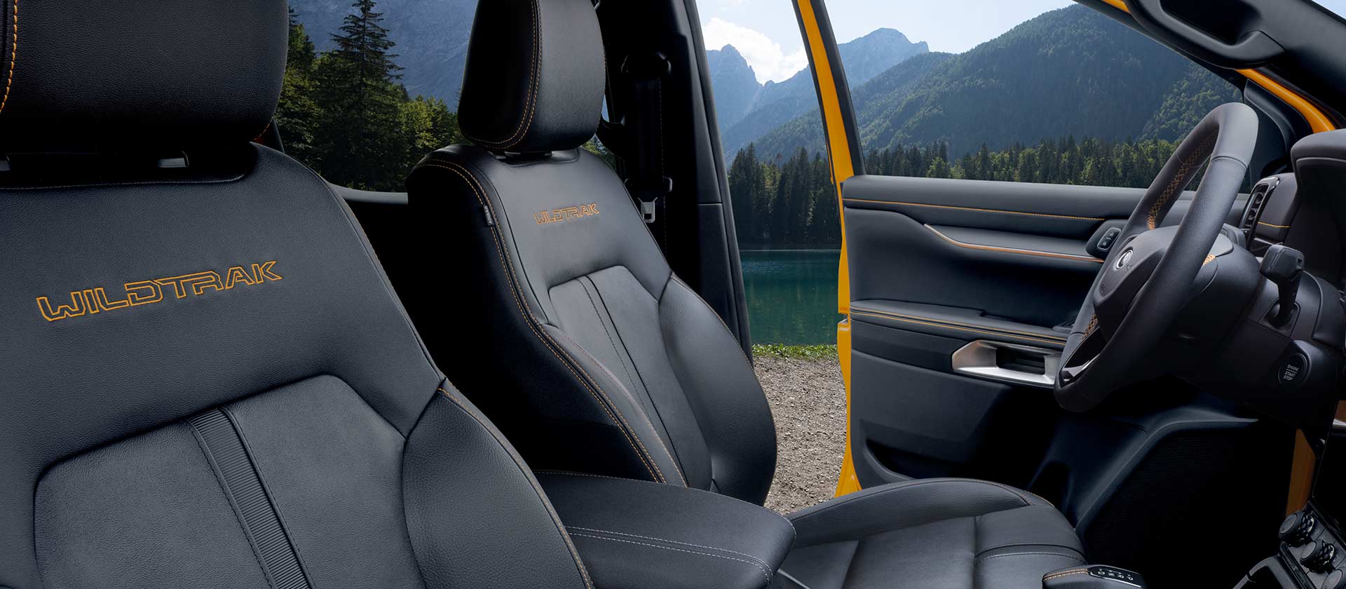 Przednie siedzenia Forda Ranger Wildtrak, w tym fotel kierowcy z manualną regulacją.