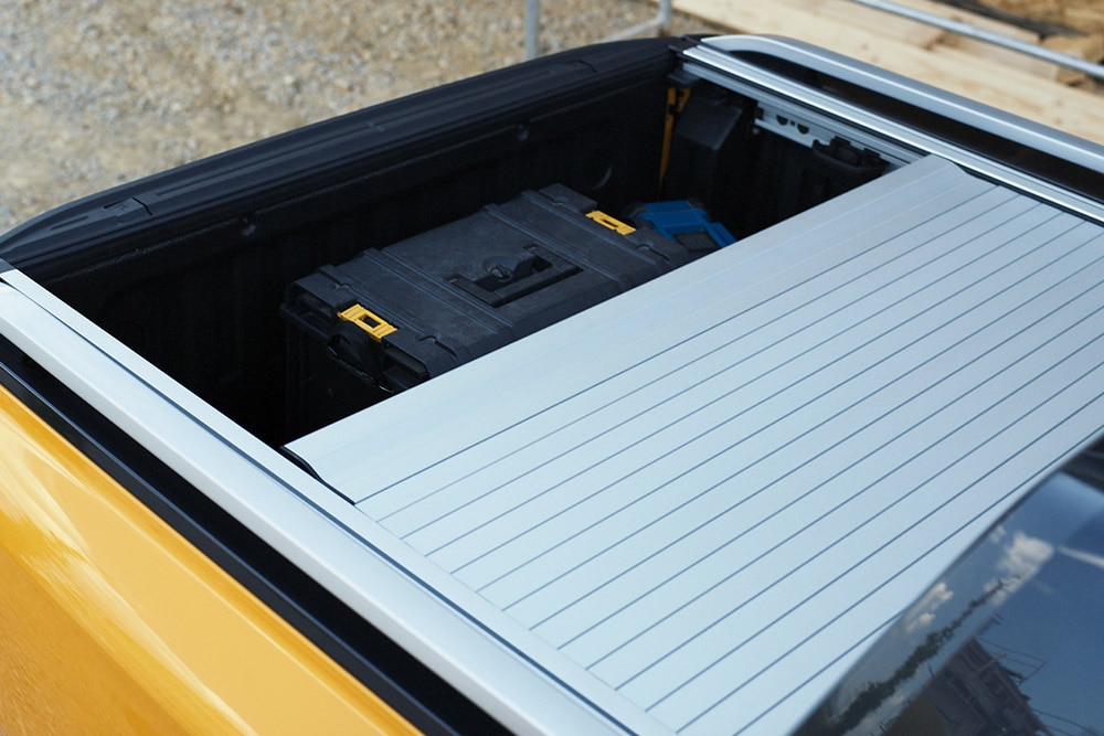 Zbliżenie na elektryczną roletę skrzyni ładunkowej Forda Ranger.