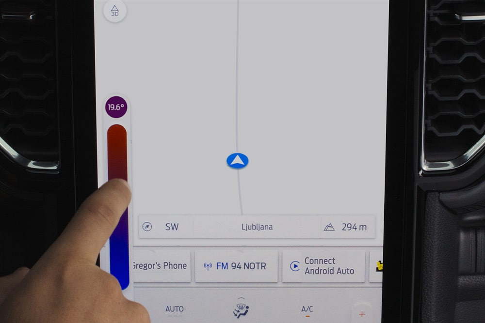 Zbliżenie na ustawienia dwustrefowej klimatyzacji na 12-calowym ekranie dotykowym SYNC™ 4 Forda Ranger.