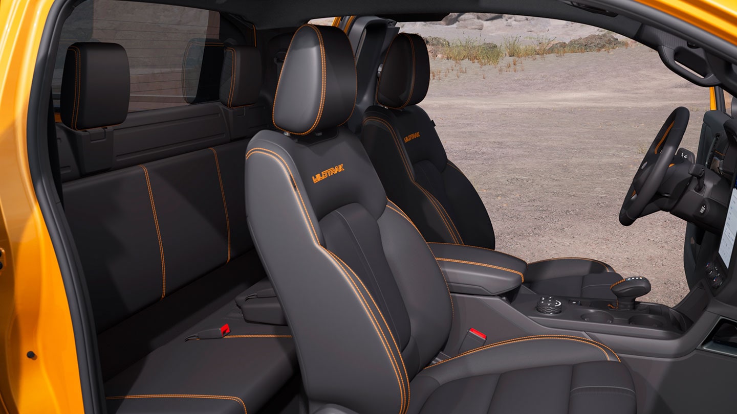 Widok z boku na wnętrze Forda Ranger