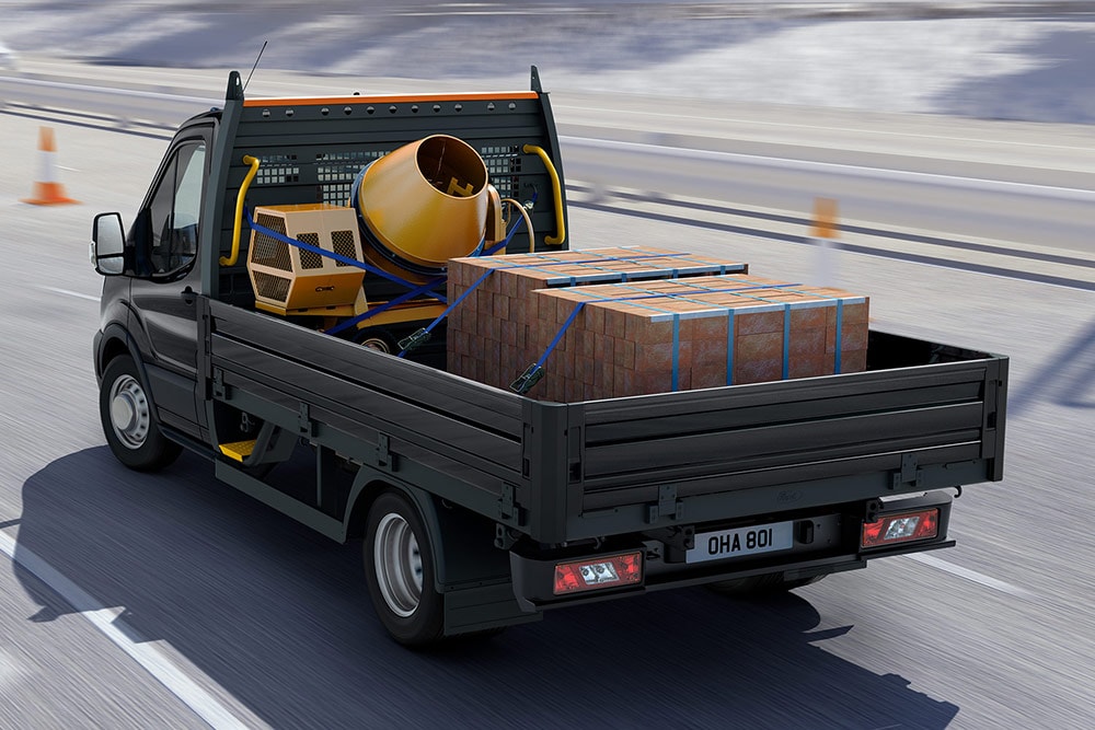 Podwozie Ford Transit z zabudową skrzyniową z ładunkiem z tyłu.