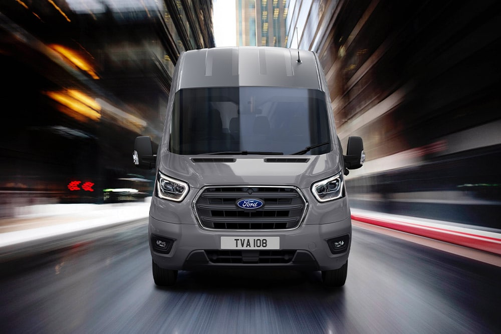 Ford Transit Van przejeżdżający przez miasto – widok z przodu.