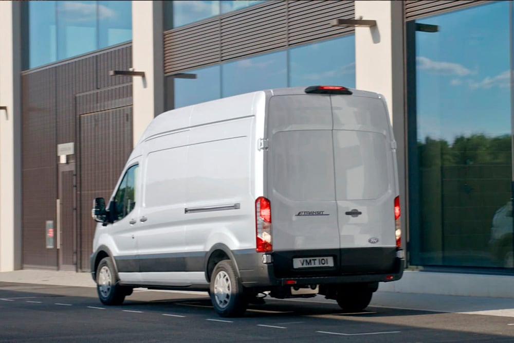 Srebrny Ford Transit VAN zaparkowany przy miejskiej ulicy – widok z tyłu.