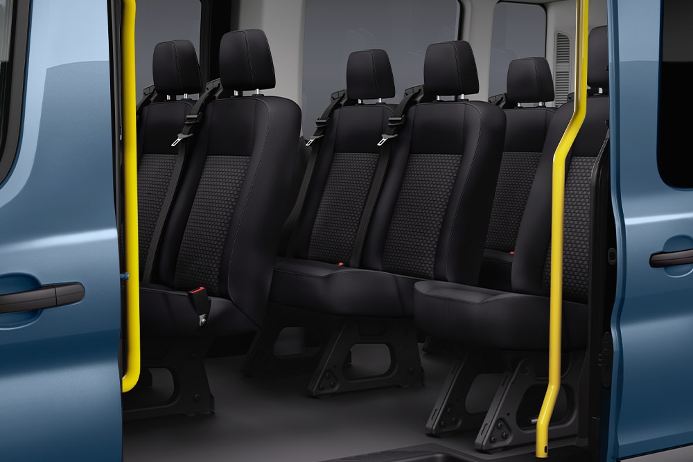 Fotele w 2 rzedzie siedzeń w Fordzie Transit Kombi.