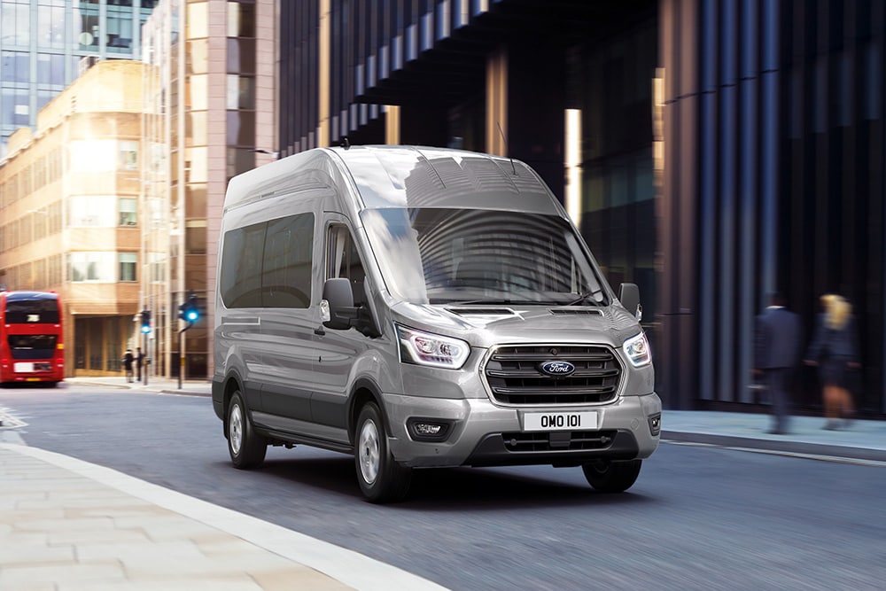 Ford Transit Kombi jadący przez miasto.