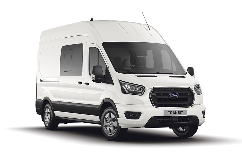Biały Ford Transit Kombi.