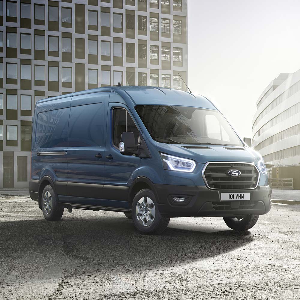iebieski Ford Transit Van, widok z przodu.