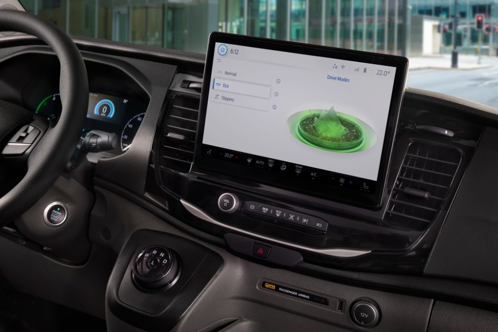 Deska rozdzielcza vana Ford E-Transit z ekranem dotykowym wyświetlającym tryby jazdy.