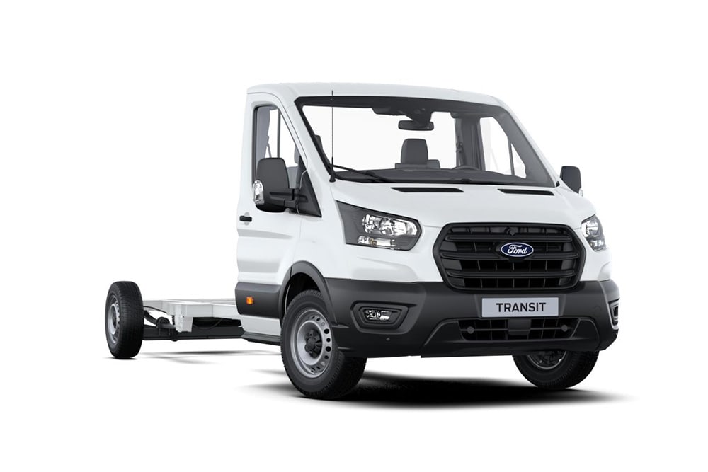 Biały van Ford Transit w wersji rama z kabiną na białym tle.