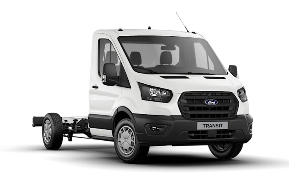 Biały van Ford Transit w wersji podwozie z pojedynczą kabiną na białym tle.