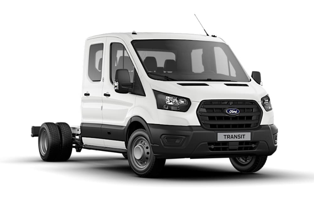 Biały van Ford Transit w wersji podwozie z podwójną kabiną na białym tle.