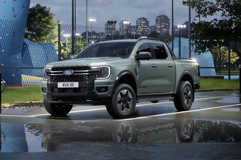 Szary Ford Ranger PHEV zaparkowany w miejskim otoczeniu o zmierzchu.