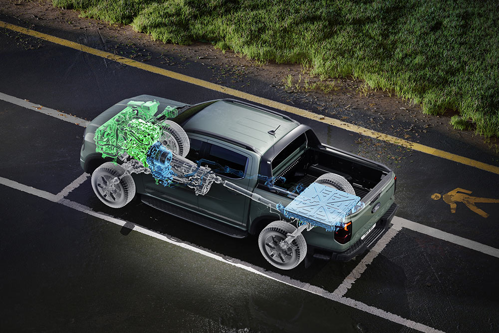 Ford Ranger zaparkowany przy łące z widokiem na wnętrze z podkreśleniem elementów mechanicznych.