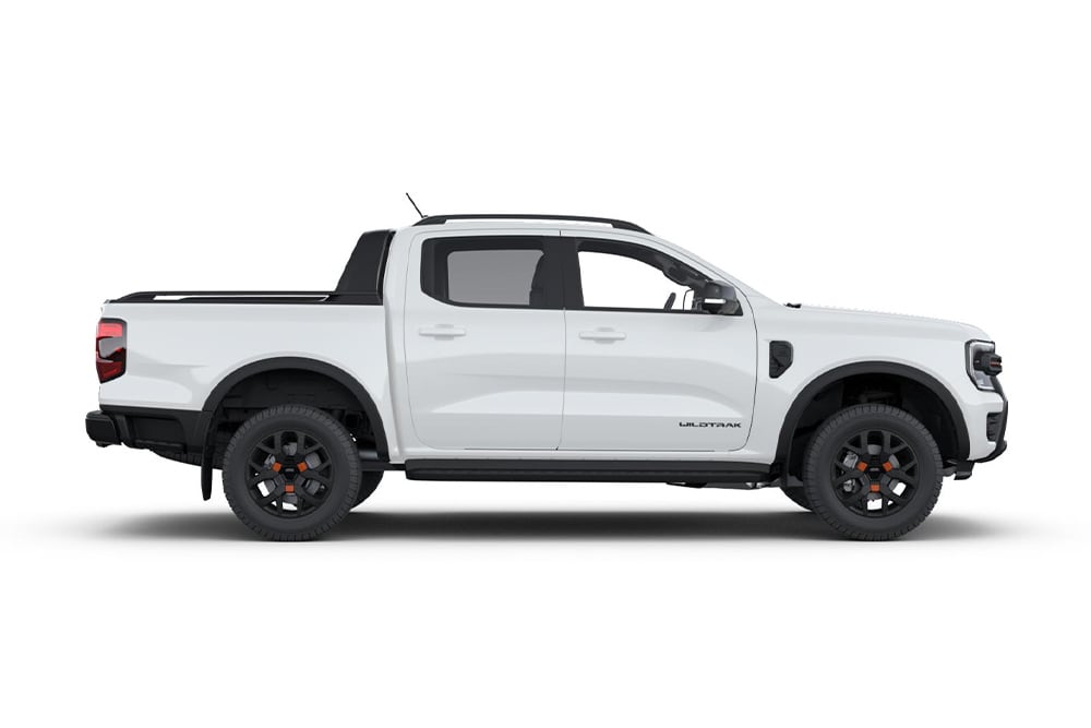 Widok z boku białego Forda Ranger XLT z podwójną kabiną.