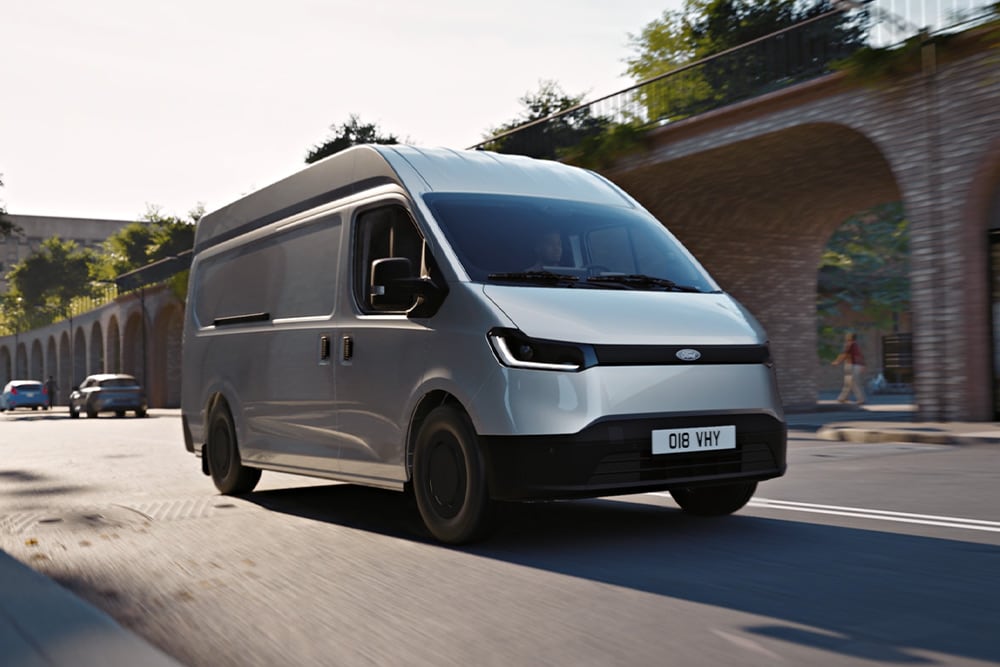 Biały van Ford Transit City® L1H1 jadący ulicami miasta.