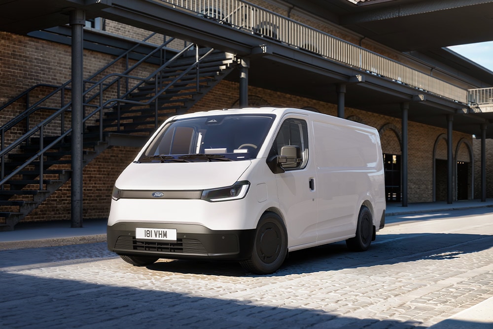 Biały van Ford Transit City® L1H1 zaparkowany przed ceglanym budynkiem.