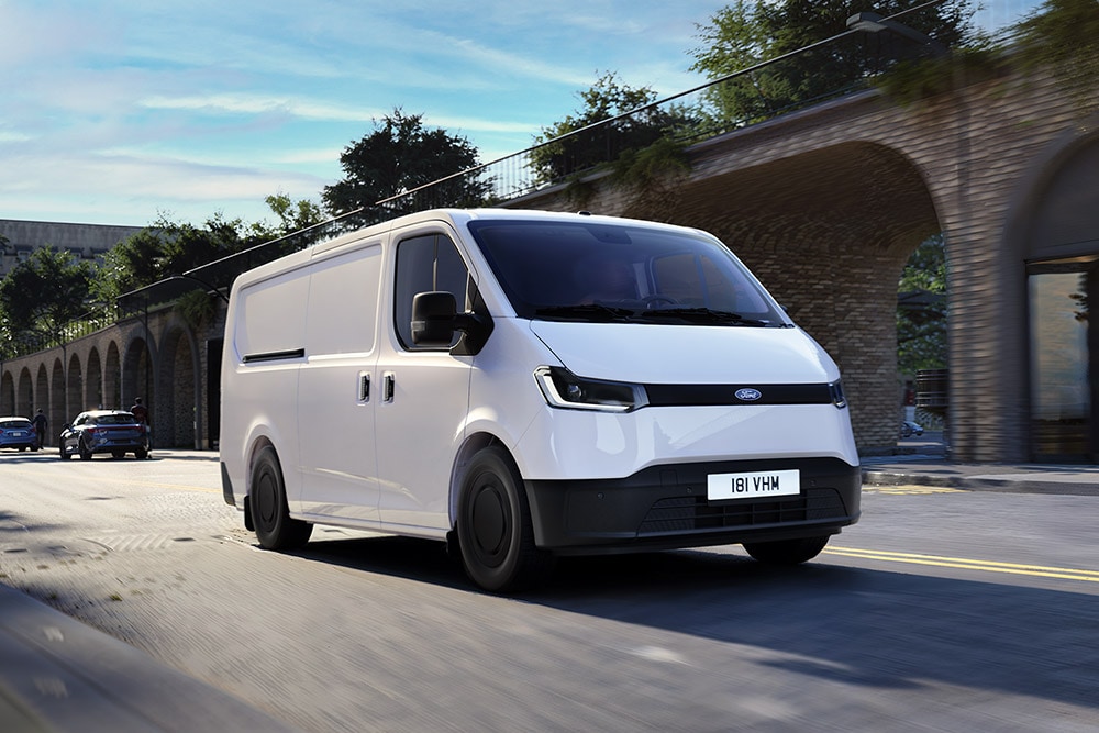 Biały van Ford Transit City® L1H1 jadący ulicami miasta.