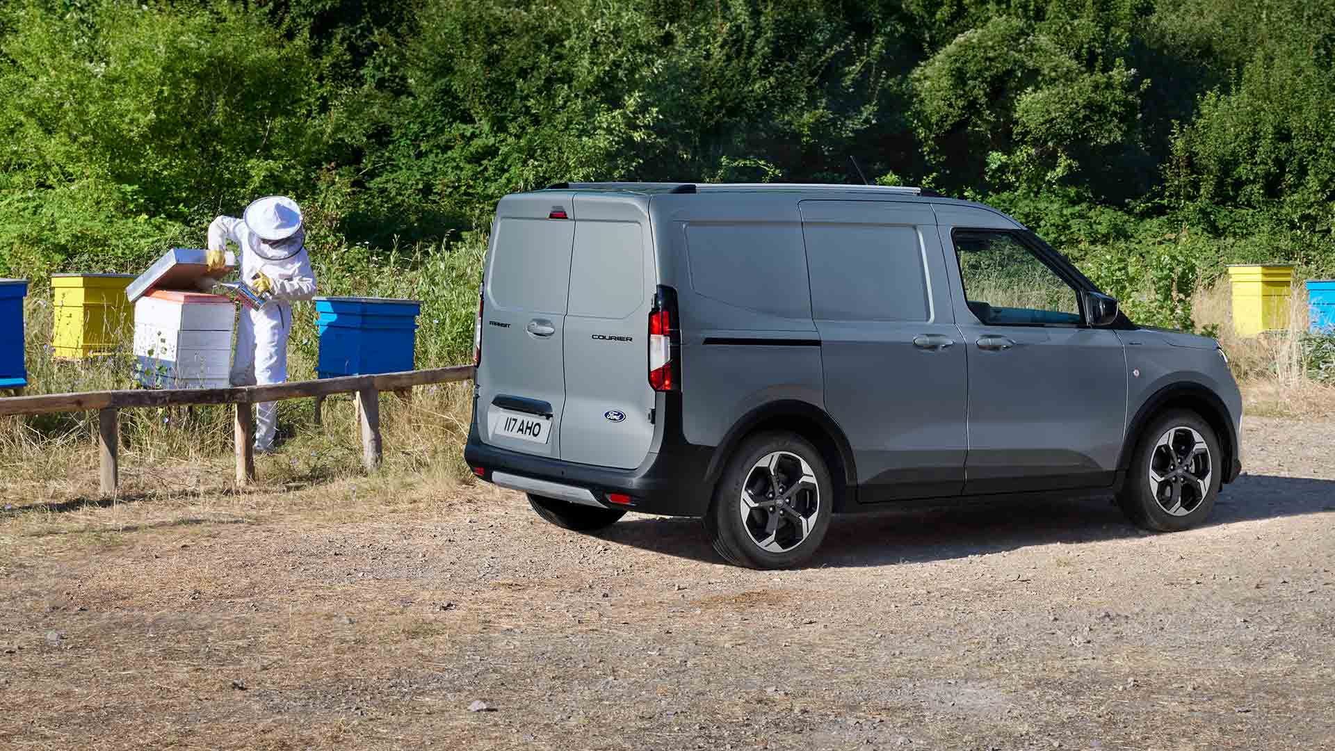 Pszczelarz pracujący obok nowego Transita Courier