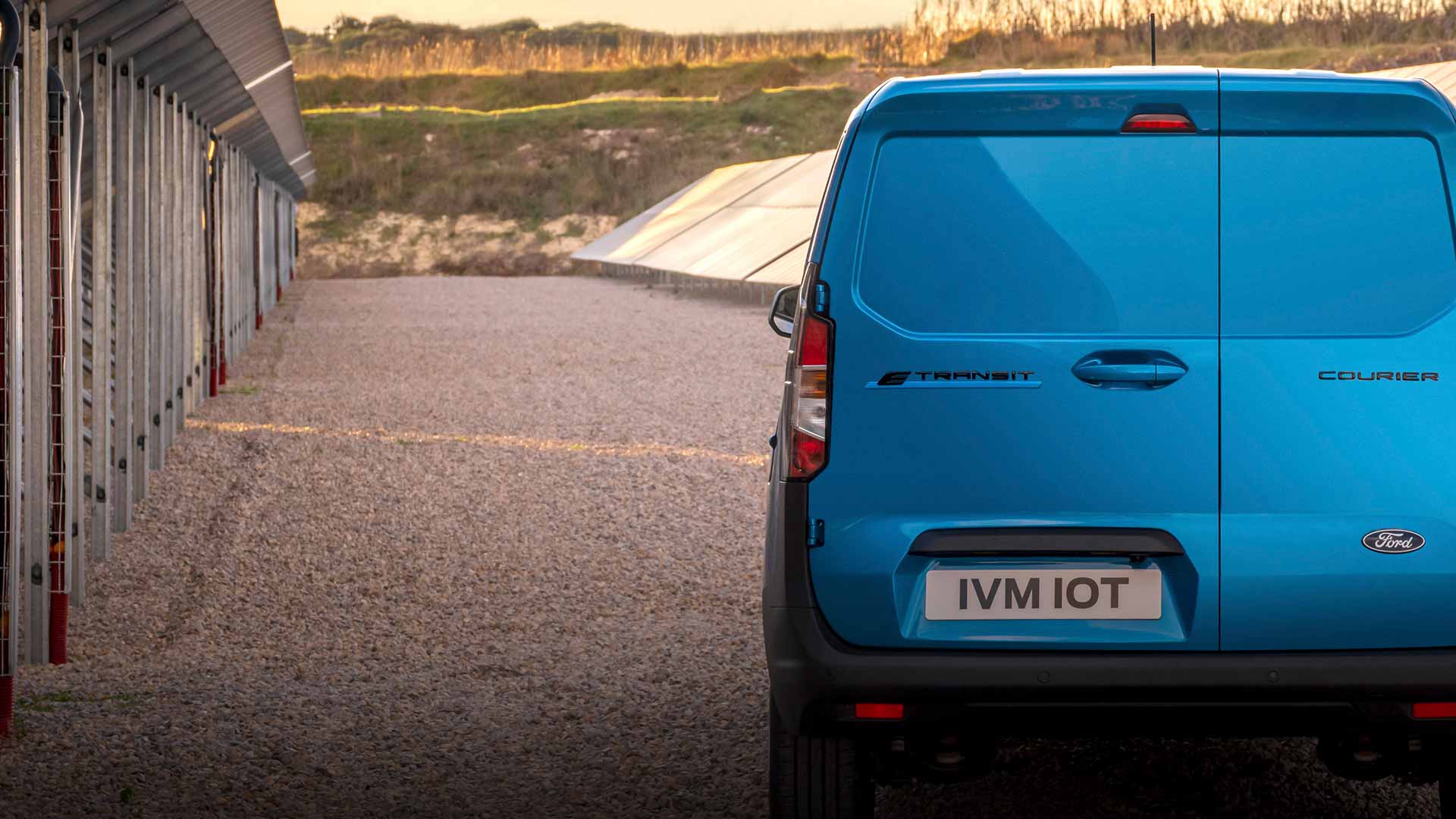 Niebieski Ford E-Transit Courier tył