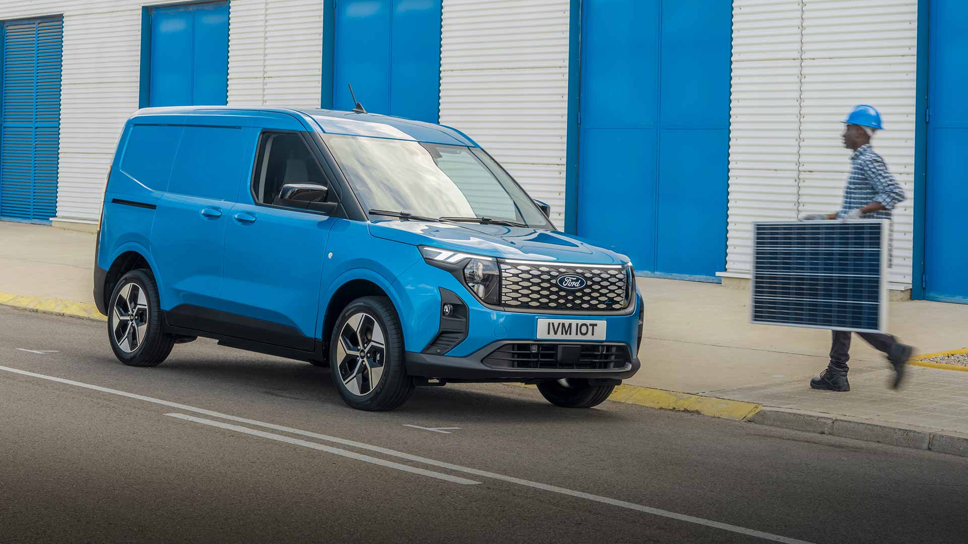 Niebieski Ford E-Transit widok 3/4 przód