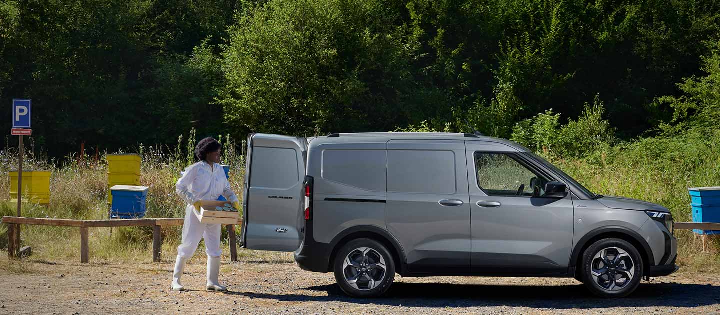 Szary Ford E-Transit Courier Grey prawy bok