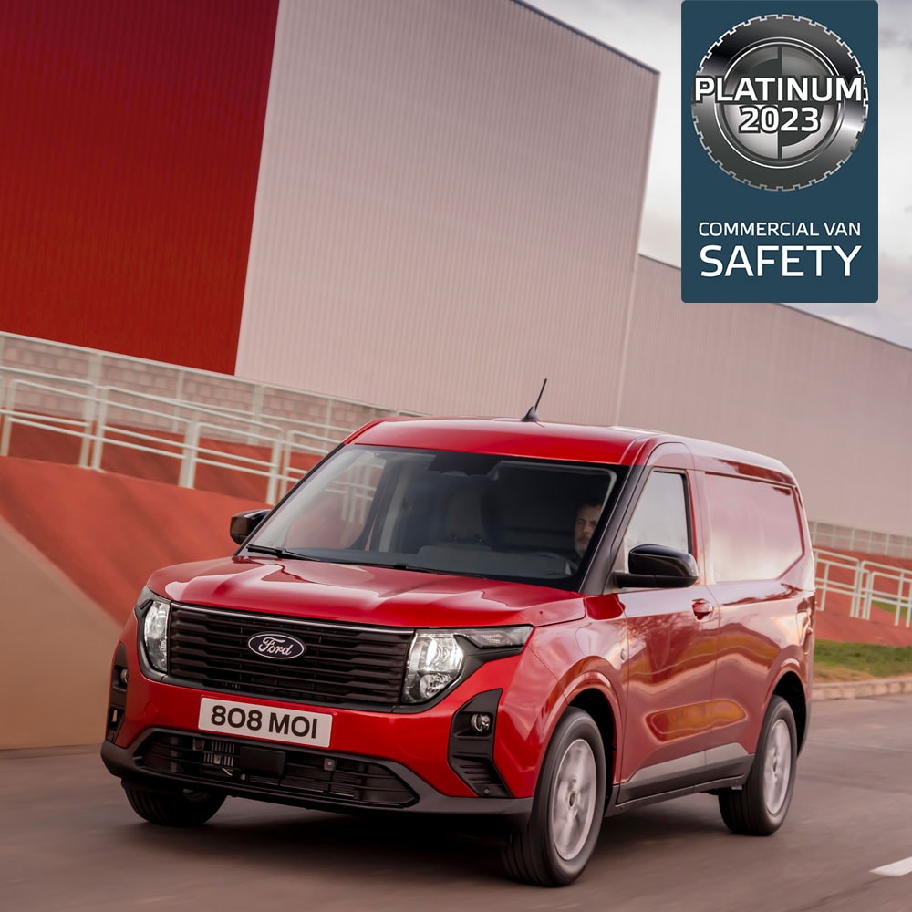 Nowy Ford Transit Courier Van w kolorze czerwonym  w trakcie jazdy