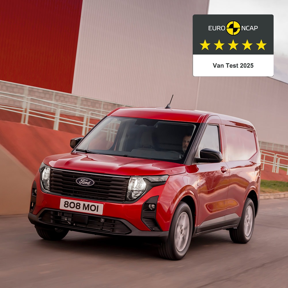 Nowy Ford Transit Courier Van w kolorze czerwonym  w trakcie jazdy