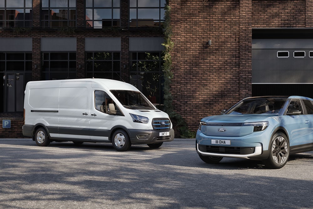 Dwa samochody flotowe Forda: biały van i jasnoniebieski Ford Explorer.