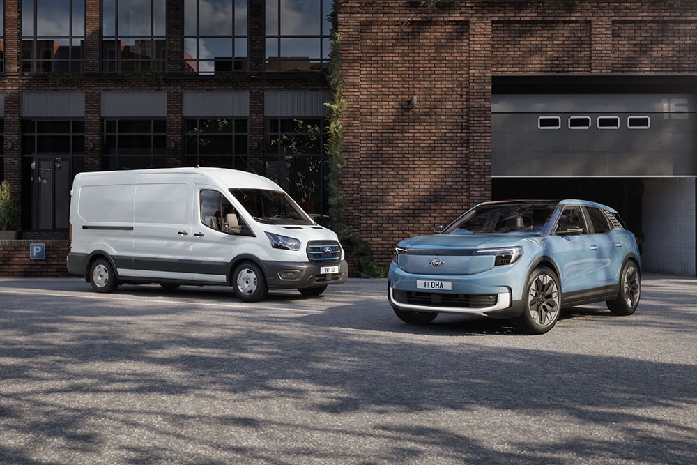 Dwa samochody flotowe Forda: biały van i jasnoniebieski Ford Explorer.