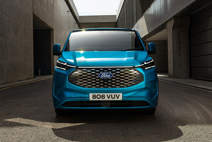 Widok na przód niebieskiego elektrycznego vana Ford E-Transit Custom