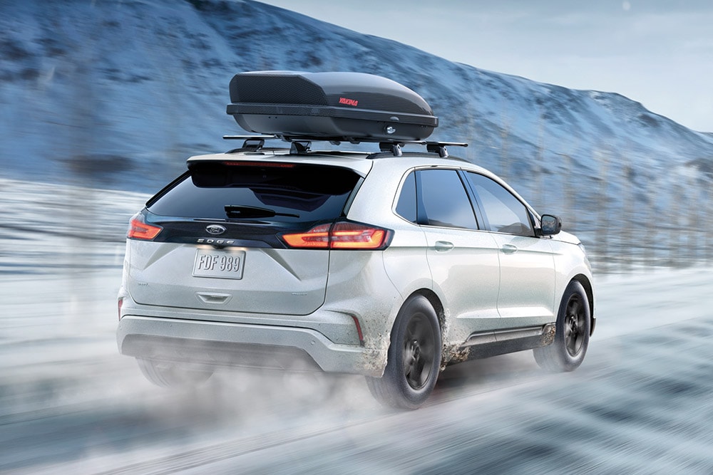 Biały Ford Edge na drodze
