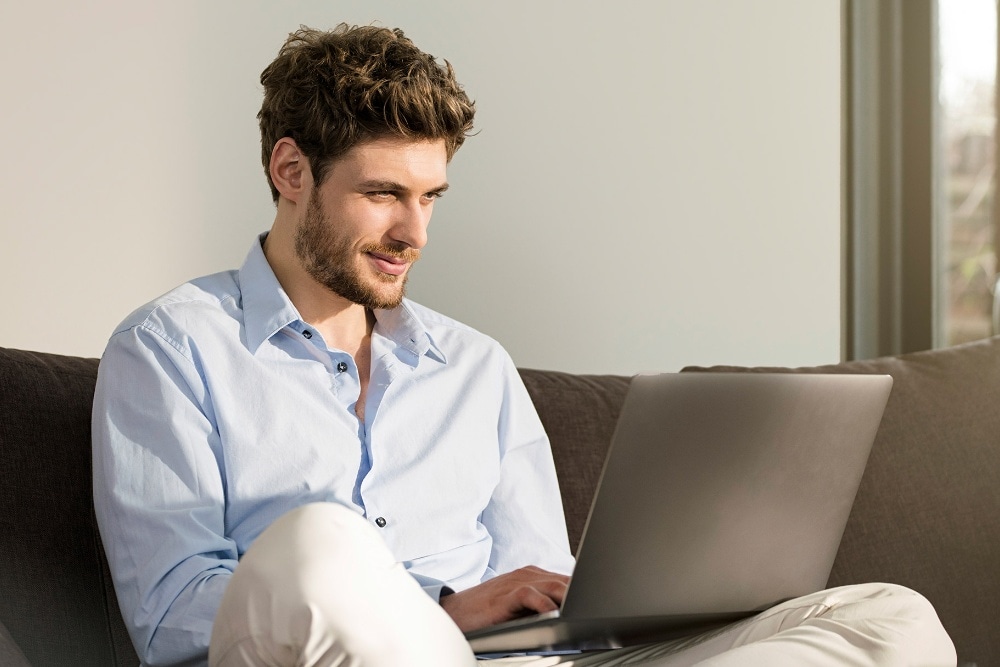 Mężczyzna przy laptopie, korzystający z funkcji rezerwacji serwisu Forda online