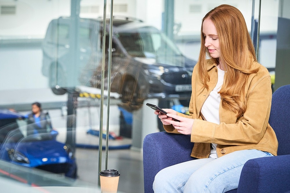 Mechanicy serwisu Forda dokręcający śruby koła